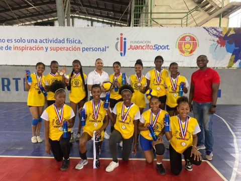 Por segundo a&ntilde;o consecutivo Fundaci&oacute;n Juancito Sport Celebra Torneo de voleibol femenino en honor a Juan de los Santos.