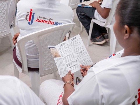Fundaci&oacute;n Juancito Sport imparte charla sobre Juego Responsable a instructores de voleibol en Capotillo