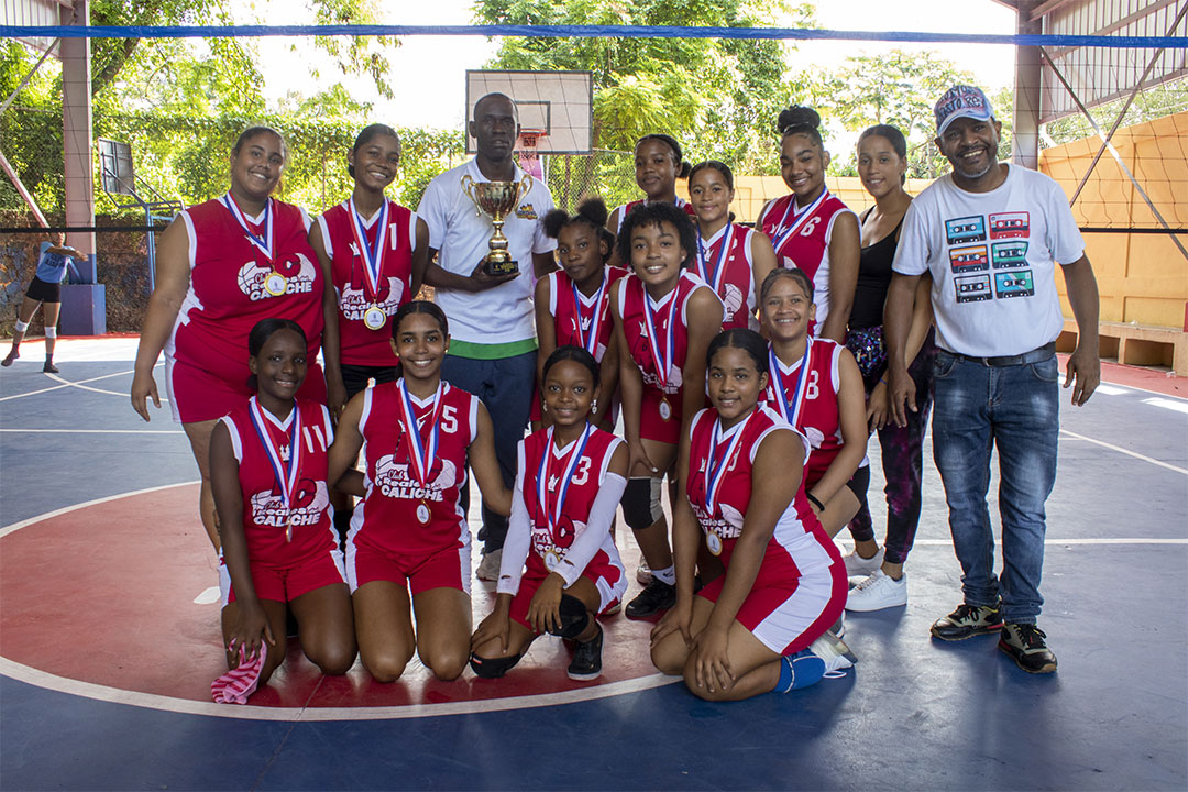 1er Torneo de Voleibol femenino Juan de los Santos reúne a más de 48 atletas en la Cancha Reales del Caliche.
