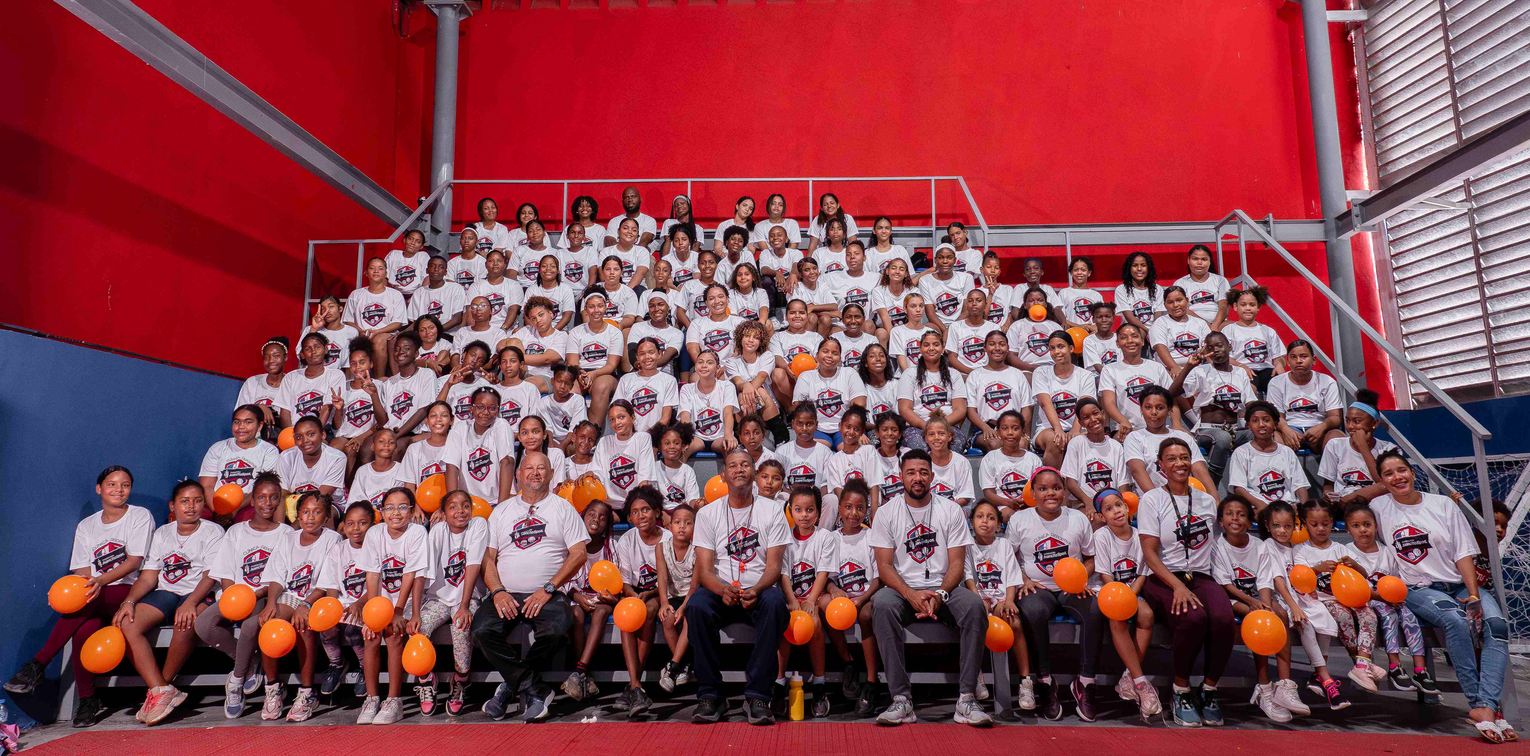 Fundación Juancito Sport realiza clínica de voleibol con más de 100 niñas en Capotillo