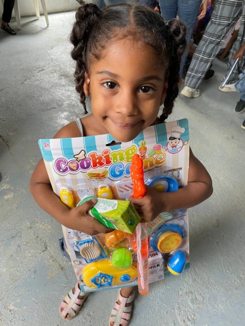 Mas de 200 ni&ntilde;as y ni&ntilde;os recibieron juguetes por parte de la fundaci&oacute;n Juancito Sport.