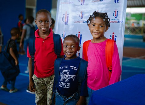 Fundaci&oacute;n Juancito Sport entrega 400 mochilas a ni&ntilde;os en situaciones vulnerables