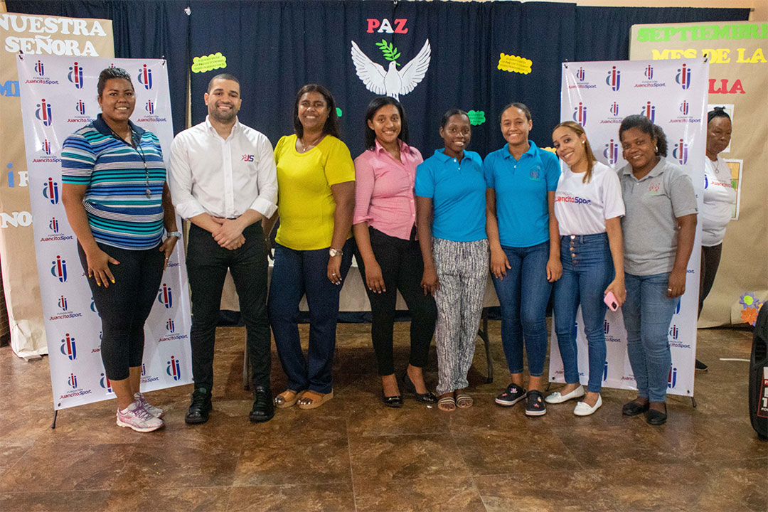 Fundación Juancito Sport lleva sonrisas al Hogar de niñas Doña Chucha.